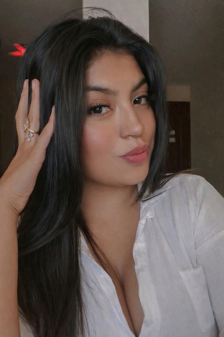Valeria from Ecuador, online on StrangerLine