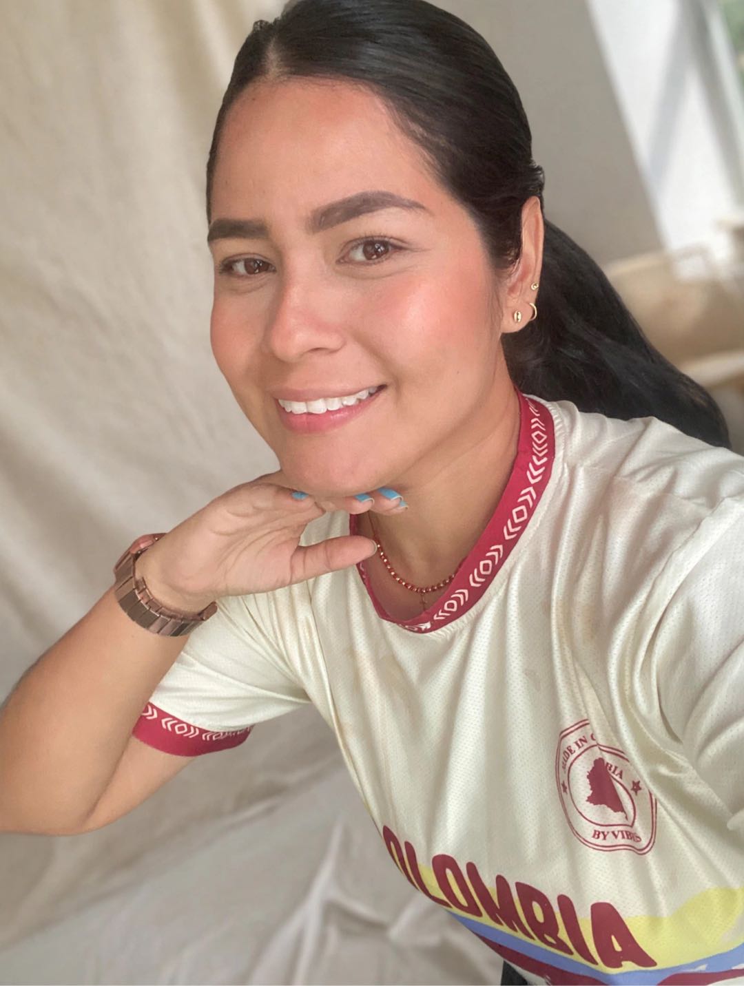 Sasha from Colombia, online on StrangerLine