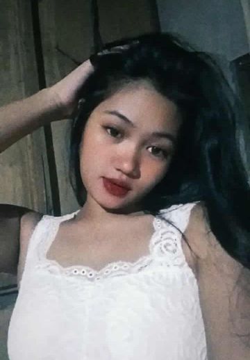 Selena from Philippines, online to talk on StrangerLine